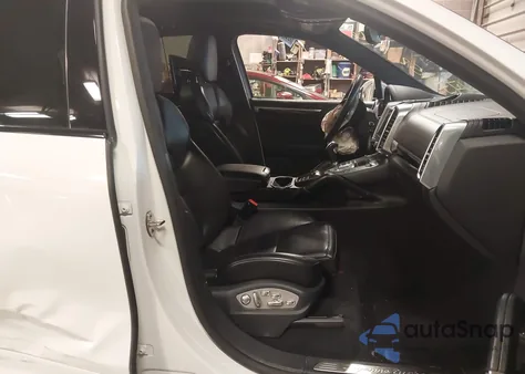 2017 Porsche Cayenne Turbo z USA, uszkodzony, nr VIN WP1AC2A25HLA92500